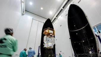 El satèl·lit ‘Lisa Pathfinder' va ser encapsulat per tècnics de l'ESA fa uns dies a la punta del coet llançadora ‘Vega', que s'enlairarà dimecres vinent MANUEL PEDOUSSAUT / ESA