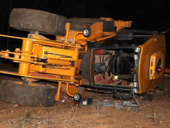 La retro-excavadora amb la qual va patir l'accident laboral ahir el veí de Sant Gregori JOAN SABATER