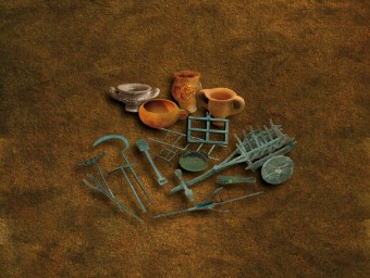 Fireta i eines de joguina d'època romana són algunes de les peces de l'exposició del Museu de Badalona. MUSEU BDN