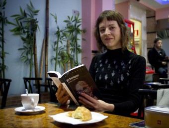 Núria Cadenes a una cafeteria amb una seua novel·la. ALBERT SALAMÉ