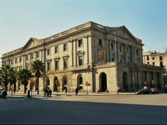 La Llotja de Barcelona quan va ser el Consolat de Mar, va fer funcions de poders compensadors.  ARXIU