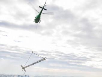 L'helicòpter enduent-se una de les torres ALBERT SALAMÉ