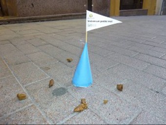 Un con blau amb la bandera al costat dels excrements. AJUNTAMENT DE L'ARBOÇ