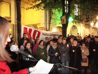 Un moment de l'acte de la Xarxa Dones Girona, ahir al vespre. Al mig, vista de l'acte institucional que es va fer al migdia a la Diputació i, a baix, el d'Olot J. SABATER
