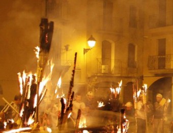 La litúrgia col·lectiva s'acaba sempre amb revetlla al voltant de les fogueres. MANEL PUEYO