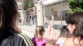 Adolescents fumant a la sortida de l'institut JUDIT FERNANDEZ