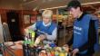 Alguns voluntaris en un supermercat de Llagostera, adherit a la campanya de recollida d'aliments. JOAN SABATER