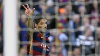 Luis Suárez celebra el gol que va marcar a la Real Sociedad en el partit d'ahir al Camp Nou. LLUÍS GENÉ/AFP