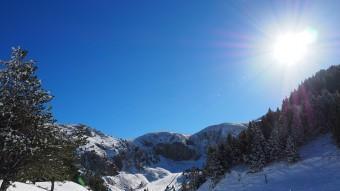 Esquiadors a La Masella , la primera de les estacions d'esquí a la península en obrir portes aquesta temporada LA MASELLA