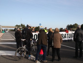 Els participants en el tall de carretera que va tenir lloc ahir a primera hora de la tarda a l'Ametlla de Mar ACN
