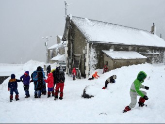Alumnes de l'escola d'Esterri d'Àneu, jugant amb la neu a la rotida de classe. La neu ha arribat amb força al Pirineu des de dimecres MARTA LLUVICH / ACN