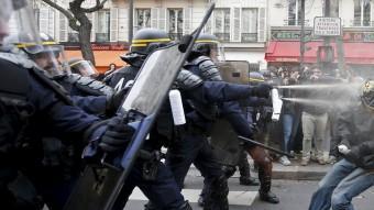Enfrontaments entre la policia i els manifestants contra la cimera del clima a París REUTERS