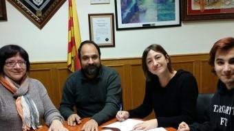 Els signants la regidora del PSC, el president d'ERC, Àngel Castillo i de la CUP, Ballester i Muns.