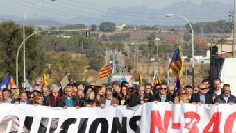 Els alcaldes del Baix Penedès i el Baix Gaià van encapçalar la mobilització de diumenge a l'Arboç. J.M. FLORES / TAEMPUS