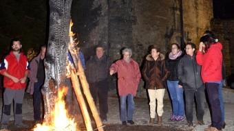 Al poble d'Isil , al Pallars Sobirà, es van aplegar els veïns al voltant d'una foguera per celebrar la proclamació, ahir a la tarda MARTA LLUVICH / ACN
