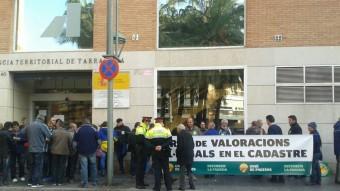 Concentració a les portes de la Gerència Territorial del Cadastre a Tarragona, ahir C.F
