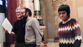 Els diputats de la CUP Anna Gabriel (d), Benet Salellas (c) i Sergi Saladie (e), dimarts al Parlament EFE
