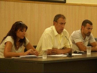 Miguel Castañón, al centre, a l'assemblea anunciant la moció de censura contra ell J.L.E