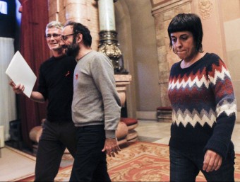 Els diputats de la CUP Anna Gabriel (d), Benet Salellas (c) i Sergi Saladie (e), dimarts al Parlament EFE
