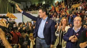 Pedro Sánchez entrant al poliesportiu de Bellvitge acompanyat de la candidata catalana, Carme Chacón. JUANMA RAMOS