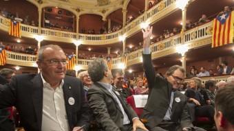 El president de la Generalitat en funcions, Artur Mas, saluda els assistents al míting d'aquest divendres al Teatre Bartrina de Reus JOSÉ CARLOS LEÓN