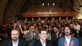 Rivera, entre els candidats de C's a Barcelona i Tarragona, ahir en un recinte mig buit J.S./EFE