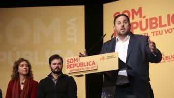 Oriol Junqueras , ahir a la tarda, a Mataró, amb els candidats Rufián i Capella. QUIM PUIG