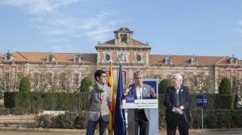 El candidat de Democràcia i Llibertat, Francesc Homs, amb Aleix Sarri i Jaume Sobrequés davant del Parlament JOSEP LOSADA