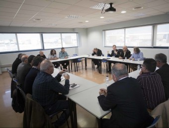 Transportistes i alcaldes de l'Ebre i del pacte de Berà es van reunir a la seu de la FEAT al polígon Riuclar JOSÉ CARLOS LEÓN