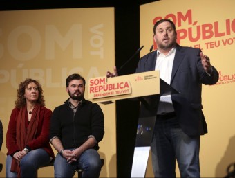 Oriol Junqueras , ahir a la tarda, a Mataró, amb els candidats Rufián i Capella. QUIM PUIG