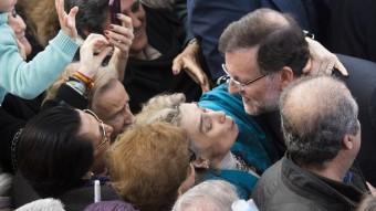 El líder del PP, Mariano Rajoy, saluda diversos simpatitzants a Sevilla EFE
