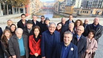 Xuclà, acompanyat de membres de la candidatura i d'antics diputats i senadors de CiU, ahir al Pont de Pedra LLUÍS SERRAT