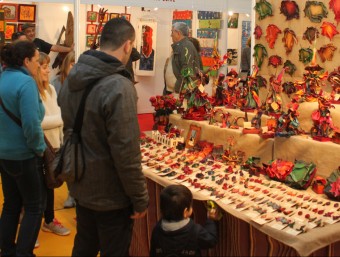 La Fira d'Artistes i Activitats ha comptat amb la participació de 123 expositors de sectors com la pintura, orfebreria, fotografia i escultura durant el passat pont AJ. DE TÀRREGA