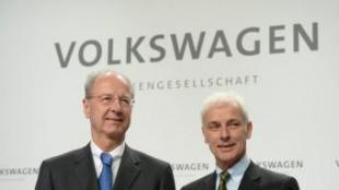El president de Volkswagen, Matthias Müller, i el del consell de vigilància del grup, Hans Dieter Pötsch, aquest dijous a Wolfsburg, a Alemanya EFE