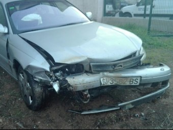 L'estat en què va quedar el vehicle –un Opel Omega– com a conseqüència del fort impacte amb el porc senglar EL PUNT AVUI