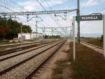 Imatge d'arxiu de les vies del tren de l'estació de Vilamalla, on s'ha de fer el centre intermodal. JOAN SABATER