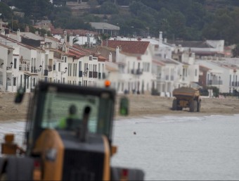 La sorra traslladada serveix per regenerar les platges més visitades JOSÉ CARLOS LEÓN