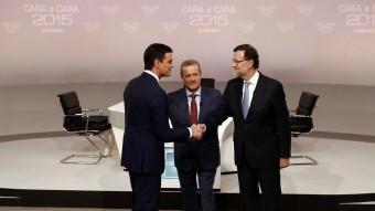 Encaixada de mans prèvia a l'inici del cara a cara dilluns passat entre Mariano Rajoy i Pedro Sánchez reuters