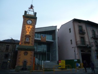 El nou edifici de l'Ajuntament, rere la torre del campanar civil, està a punt per als últims treballs. J.C