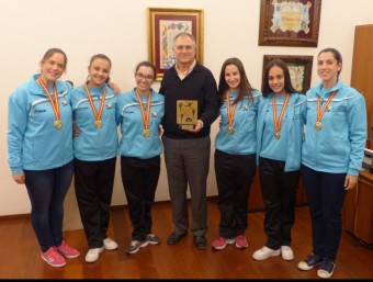 Les joves esportistes amb l'alcalde Manolo Civera. CEDIDA