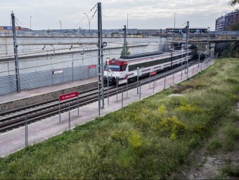 Un tren de Rodalies a l'estació de Sant Andreu Comtal, una de les estacions de la línia afectada pel robatori de coure JOSEP LOSADA