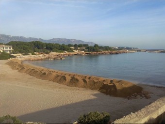 Costes va dipositar per error sorra de pedrera a la platja de Sant Jordi de l'Ametlla de Mar. CEDIDA