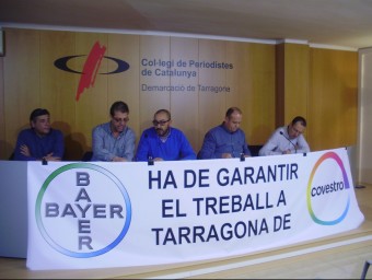 Els representants del comitè d'empresa de Covestro i Bayer, ahir, a Tarragona INFOCAMP