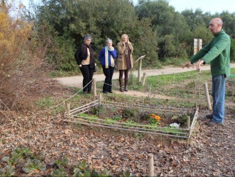 Joan Vives, gestor de l'Hort de la Sínia, mostra els productes conreats durant els darrers tres mesos INFOCAMP