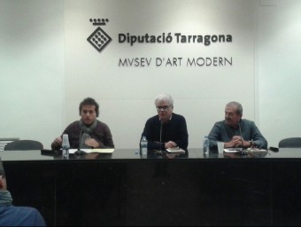 Joan Cavallé, al centre, en la presentació del llibre al Museu d'Art Modern de Tarragona EL PUNT AVUI