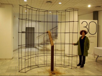 L'artista Glòria Ortega amb la peça que va presentar fa 25 anys al cicle de la sala Sant Roc donada al Museu EL PUNT AVUI