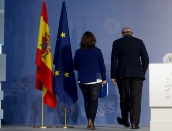Sáenz de Santamaría and Fernández Díaz walk out after announcing the results of the general election on December 20.  ÁNGEL DÍAZ / EFE