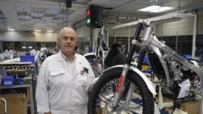 Gerard Bosch, director de Montesa Honda, al costat del model fabricat per al Japó.  ORIOL DURAN