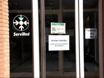 Detall del cartell on s'informa que l'oficina de la secció de crèdit està tancada. ACN