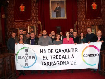 Els portaveus dels grups municipals de Tarragona, ahir, exhibint una pancarta acompanyats de representants sindicals dels treballadors i treballadores de Covestro INFOCAMP